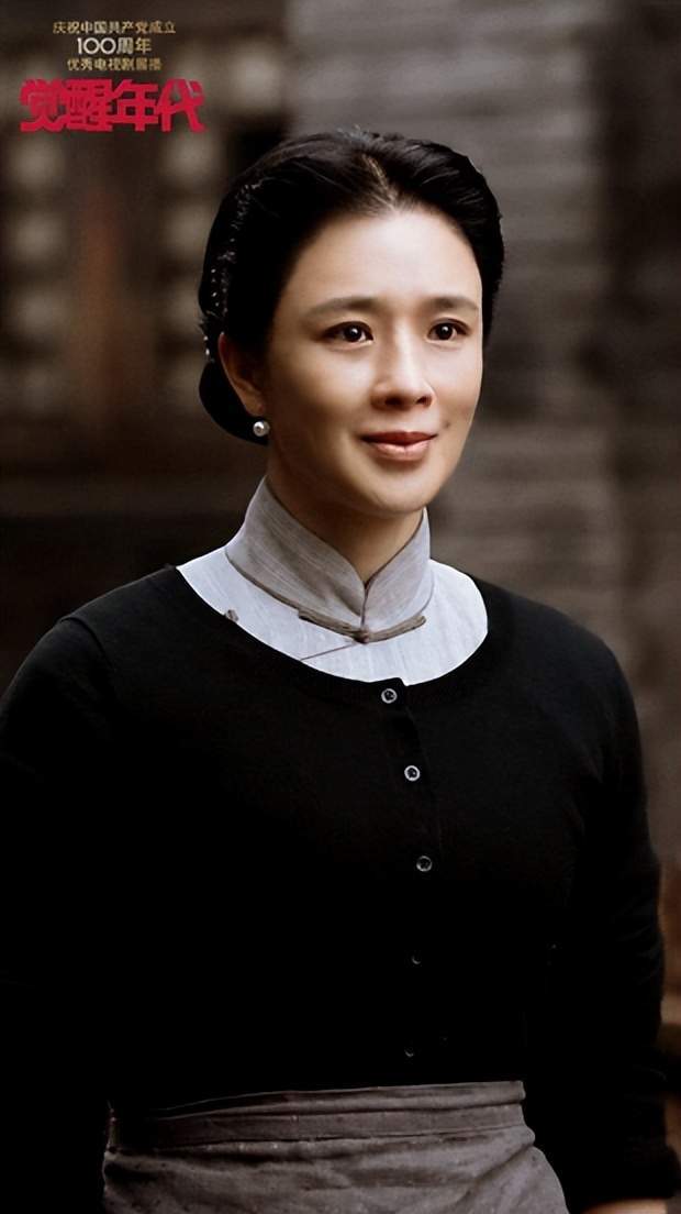 作为滨城黑社会掌门,大伟姐一出场便是肉眼可见的气场强大,面不改色地