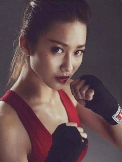 女拳击手胆身材露乳庆祝,引发争议不断_比赛_方式_行为