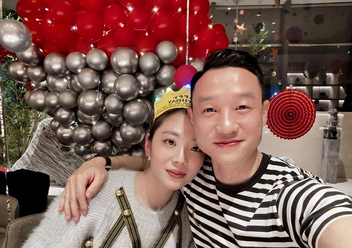 杨威回应婚变传闻,15年婚姻艰难,三观突变沟通难,工资一毛不剩_杨芸