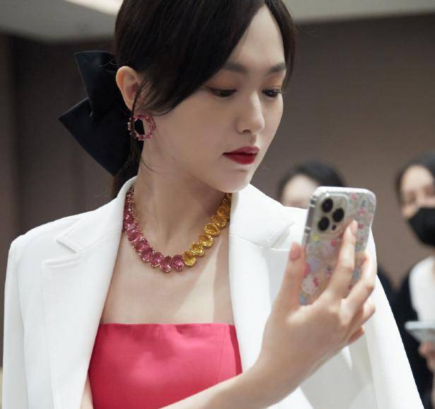 毕竟现在和她同阶段的85花们都还在为事业打拼,唐嫣观众基础那么好