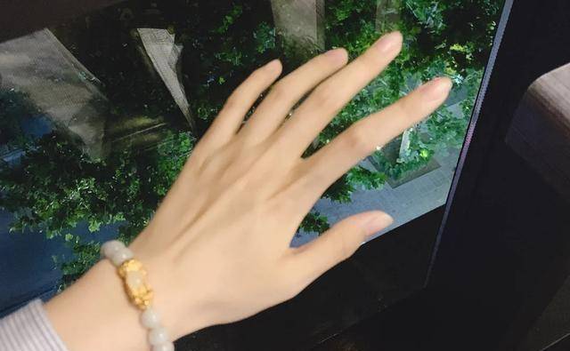 打造少女白皙双手的必备法宝,这三种方法,你get了吗?_皮肤_水分_细胞