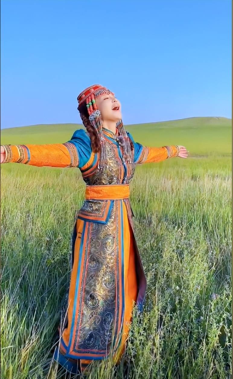 朱迅:颜值好可塑性强,西藏台刚秀完藏族服饰又开始秀蒙古族服饰_生活