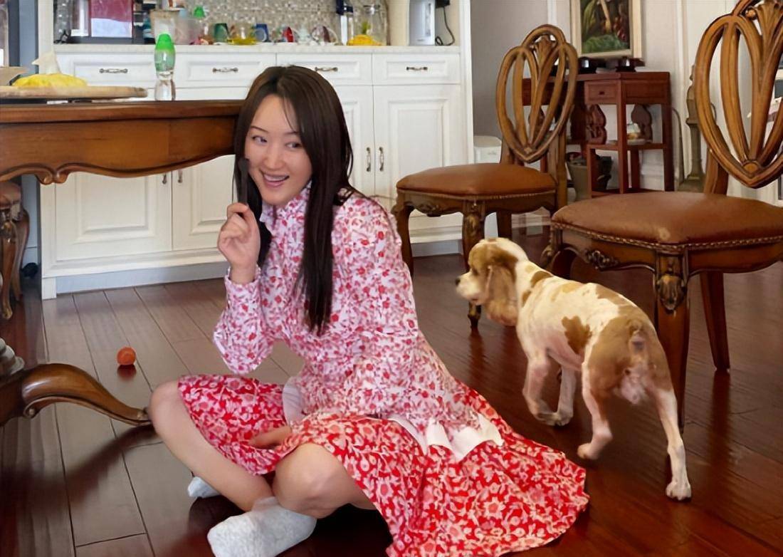 杨钰莹素颜妆超级简单!穿村妇裙子和农村大妈没有区别_显得_效果_图案