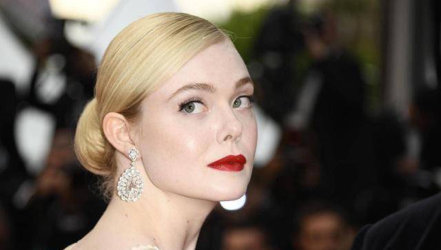 关晓彤和戛纳评委同框比美,被评最美蚂蚁腰的她却在宴会现场晕倒_范宁