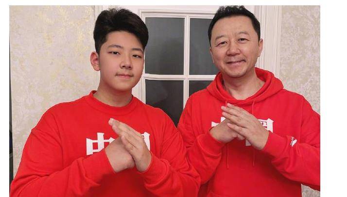 长得太像了,一看就是一家人那种_爸爸_angela_女儿