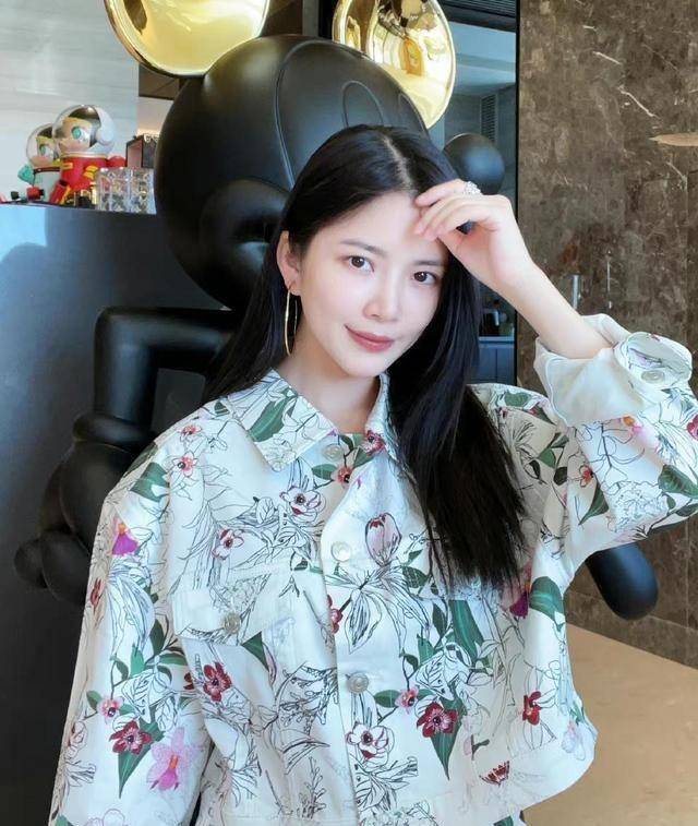 杜淳带妻女去工作,王灿晒全家福秀幸福,小蛋饺在中间显得好多余_什么