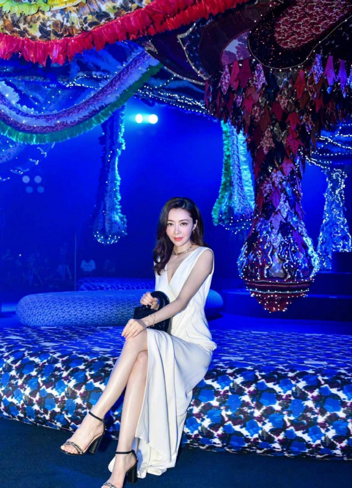 熊黛林拇指外翻太严重,久违站台尖下巴惊人,穿白裙身材太出众_风格