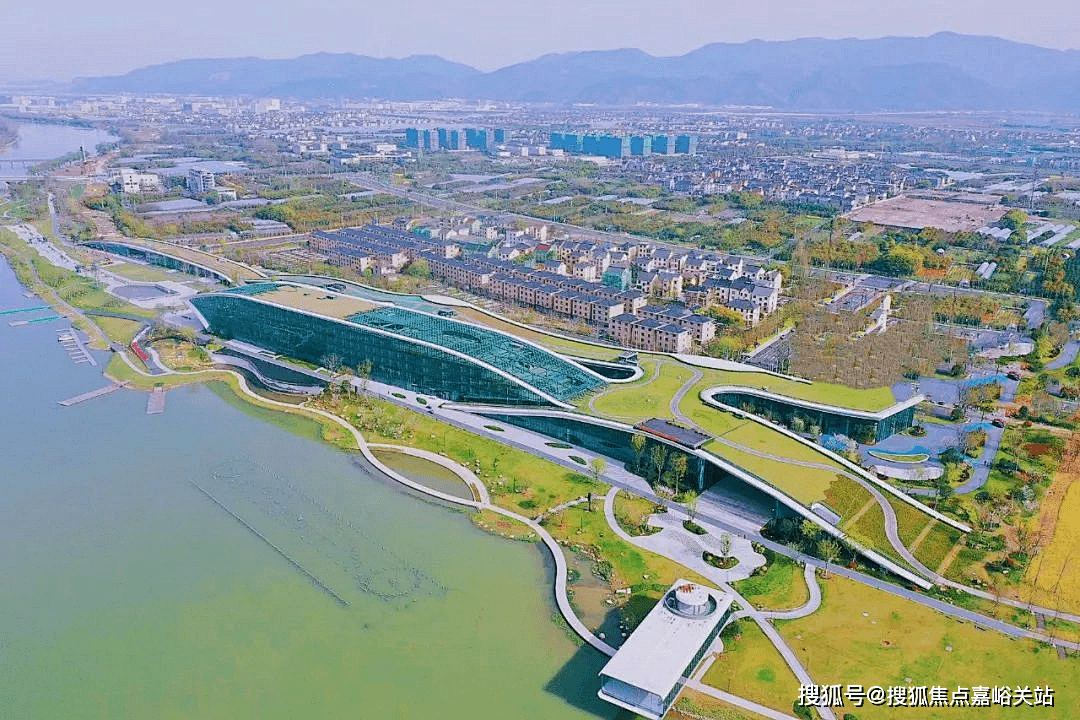 除了奧萊這個大配套,附近東洲島上的東洲商貿城,也能滿足大部分的生活