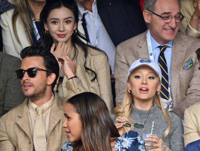 邓超和angelababy国外秀场同框,被赞像叔侄,抓拍镜头好有氛围感_杨颖