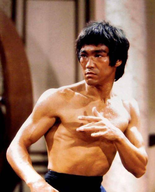 一代宗师李小龙的七种死因，你相信哪一种？