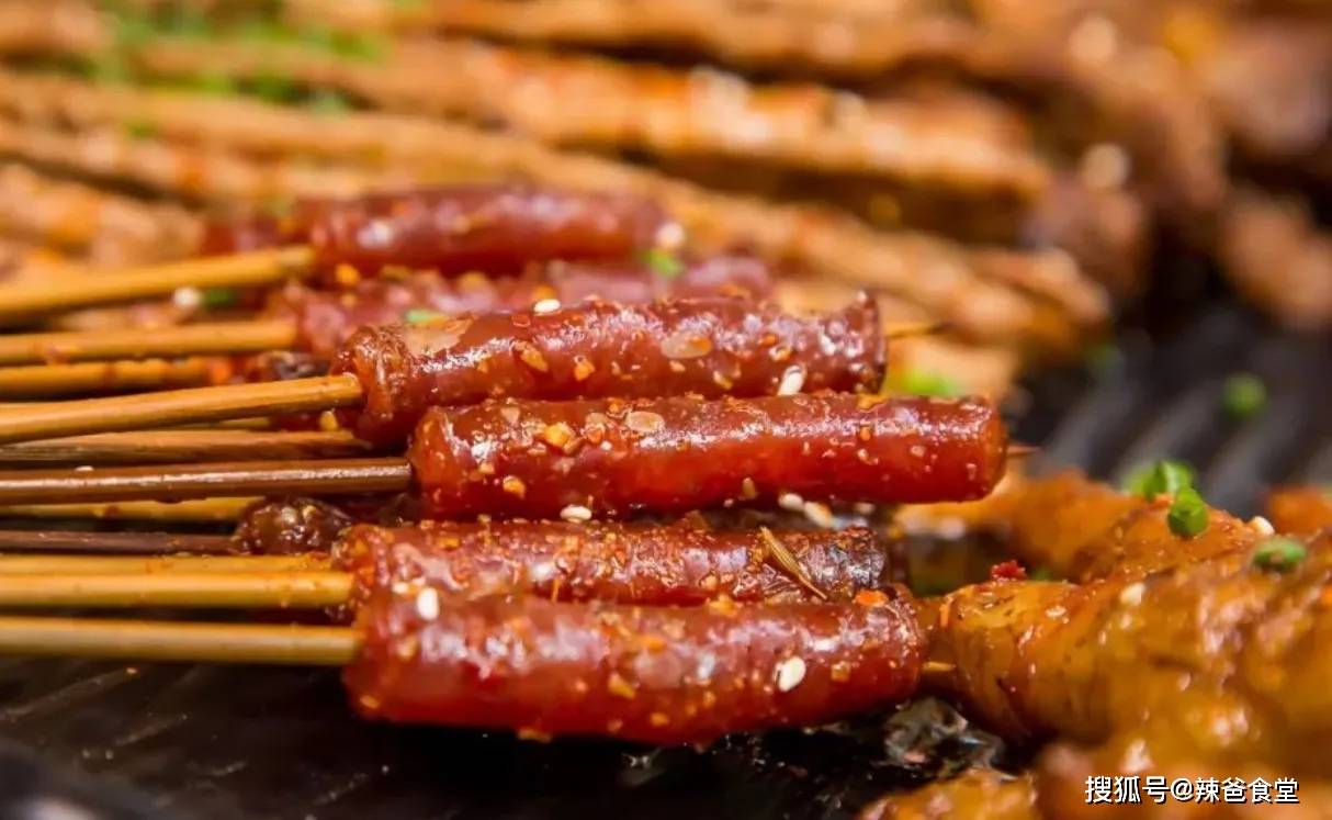 3,烤广式腊肠这种火山石烤肠不仅是用电来加热,而是通过火山石头的