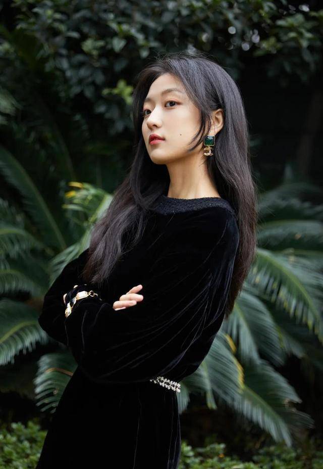 穿黑色超短裙,露大长腿的心机girl,长这个样就被瞬间原谅_孙千_雏菊