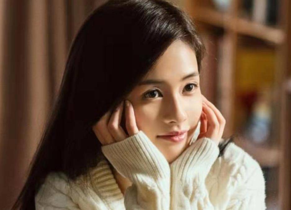 张馨予也有异曲同工之妙,同为模特出道的,她是在拍摄策划时获得经纪人