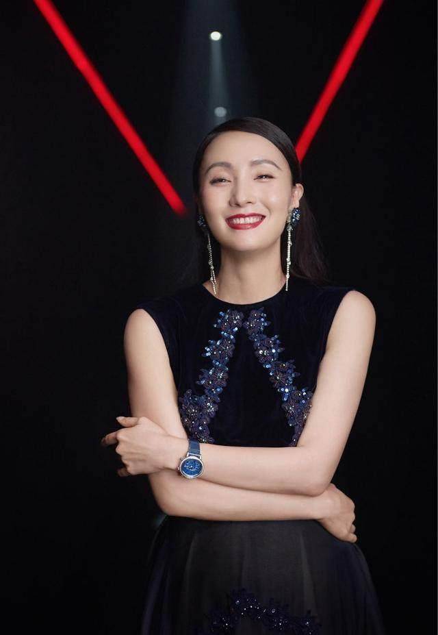 46岁陶虹镂空裙秀小蛮腰,眼窝深陷显老态,胜在气质温婉笑容甜美_生活