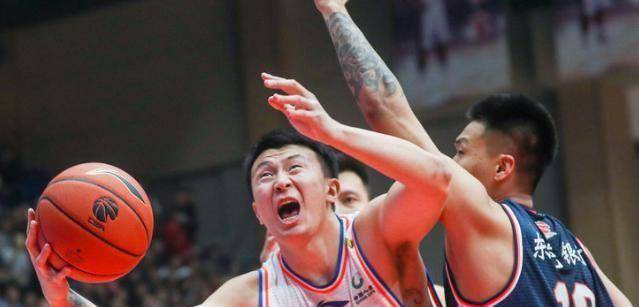 胜利,赛后他表示大外援罗宾逊的缺席确实给排兵布阵带来了一些影响,这