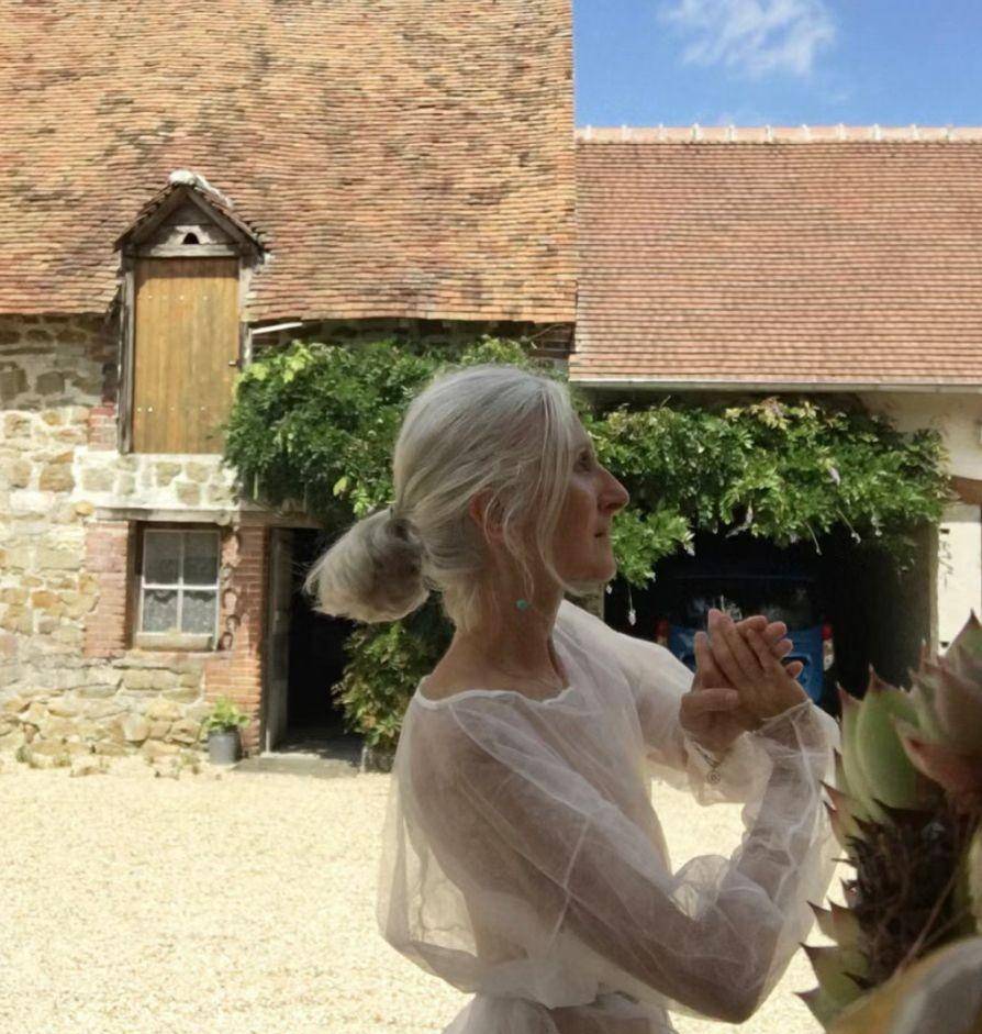 看看这位白发奶奶,美丽又高级_气质_时尚_年龄