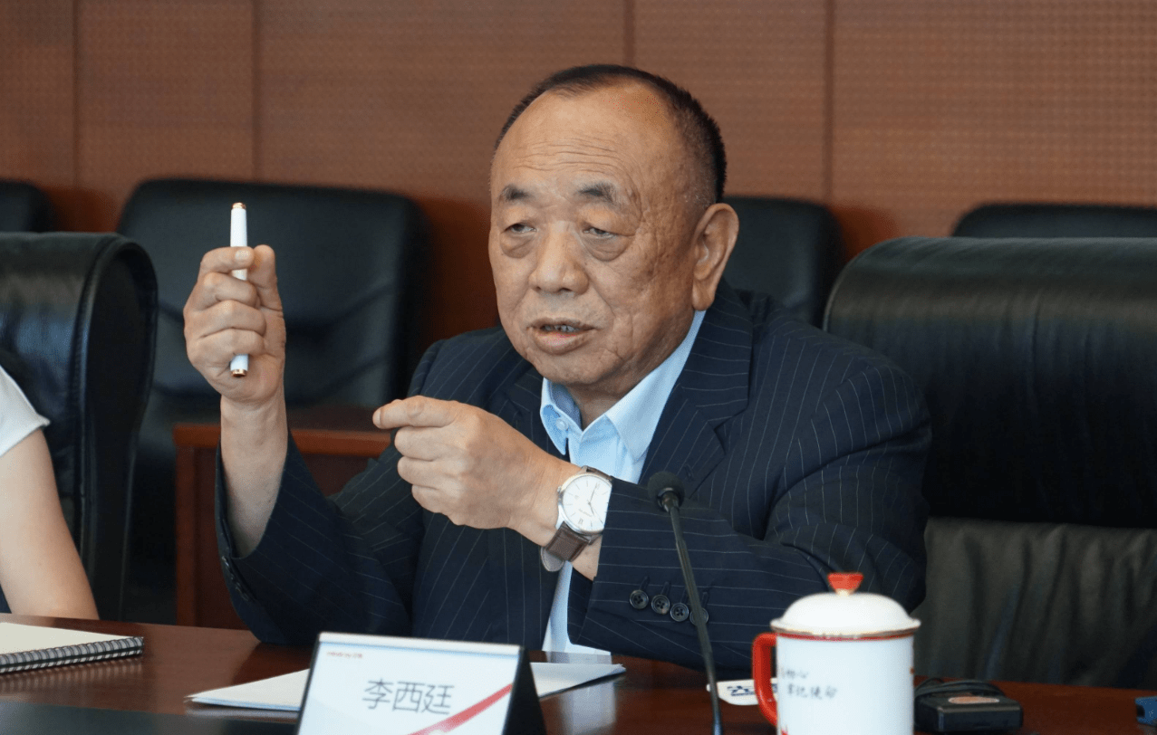 在单位里面,李西廷又因为表现出色,而获得了去法国学习的机会.