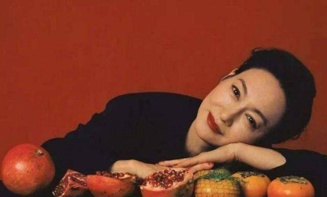 惠英红晒出泳装照片,大长腿小蛮腰很吸睛,59岁身材媲美超模?