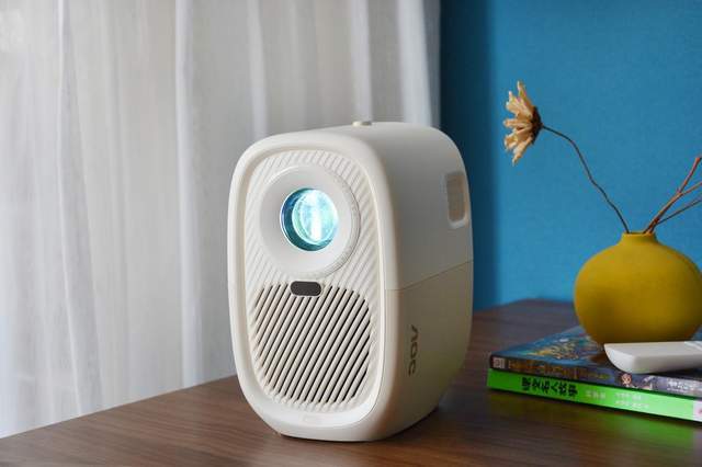 家用投影仪怎么选？小巧轻便AOC F1智能投影，千元价位也有好画质