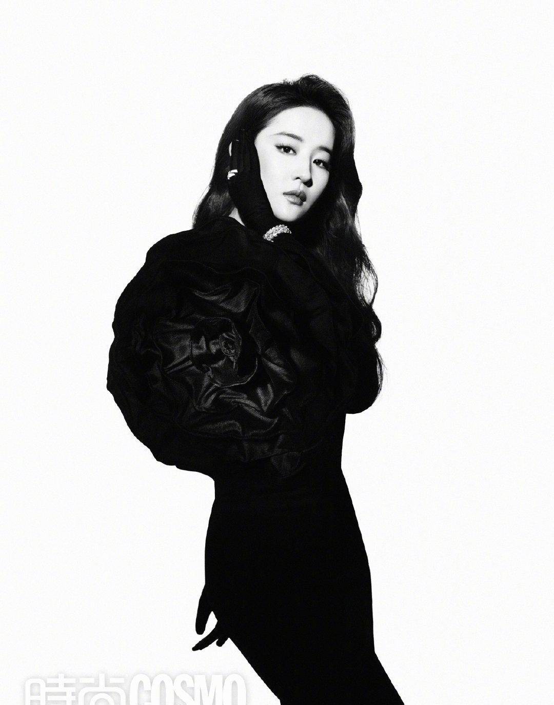 cosmo时尚刘亦菲六月号封面上,壳管顶像黑暗女神,非常好看_身材