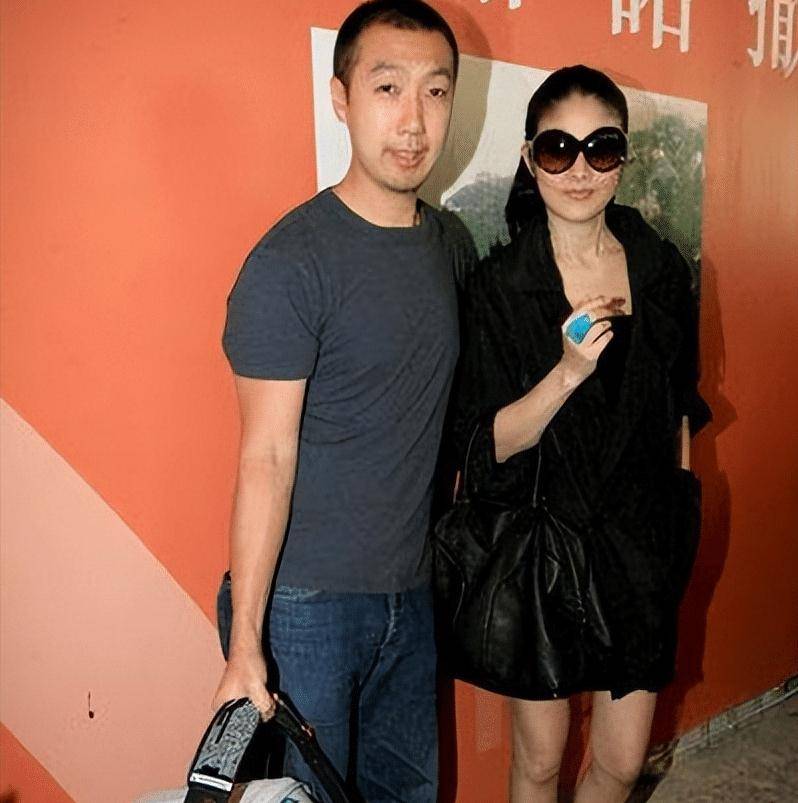 不显老,罕见亮相活动,身穿酒红色吊带裙青春有活力_刘建浩_发展_香港