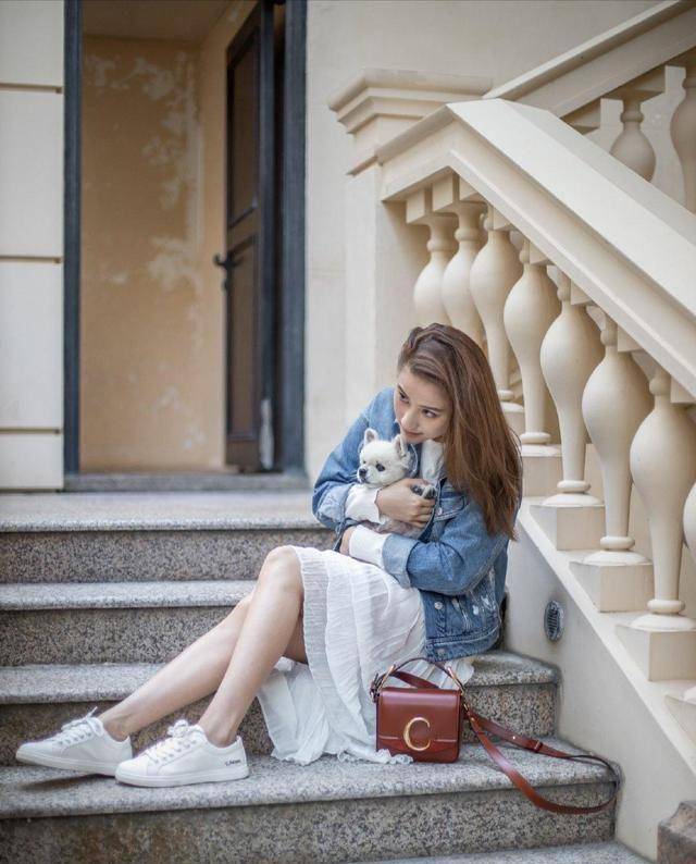 何超莲运动装配麻花辫,甜美十足,窦骁这回赚大了_衣服_穿着_类型