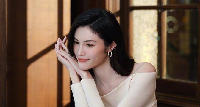 不同于别的的超模,何穗最大的亮点,就是造型奇装异服,几岁婴儿一般的