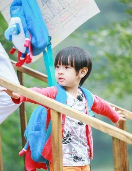 《爸爸去哪儿5》所有萌娃中,吴尊的儿子max因为年纪最小深受大家照顾