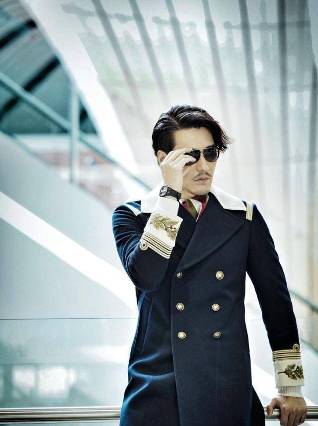 胡兵这一身机场街拍好帅,造型师可以加鸡腿咯_look_style_阳光度