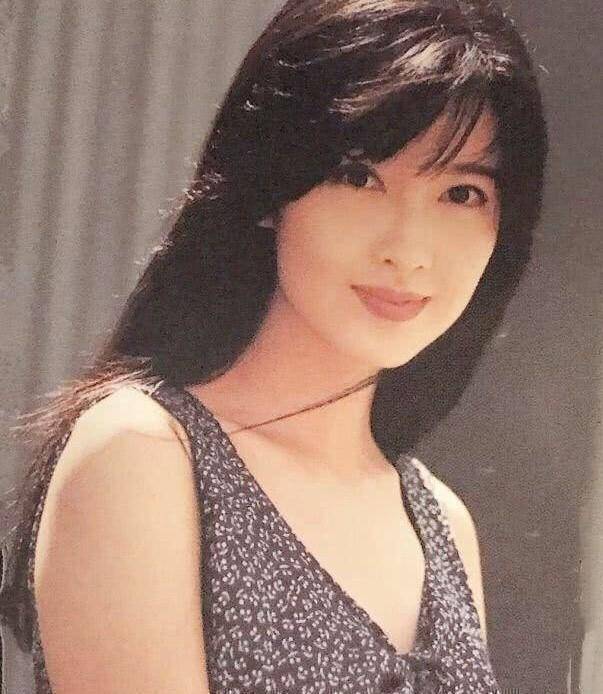 53岁周慧敏晒30年前美照,清瘦造型让人怜爱,网友直呼没变化_显得_眼光
