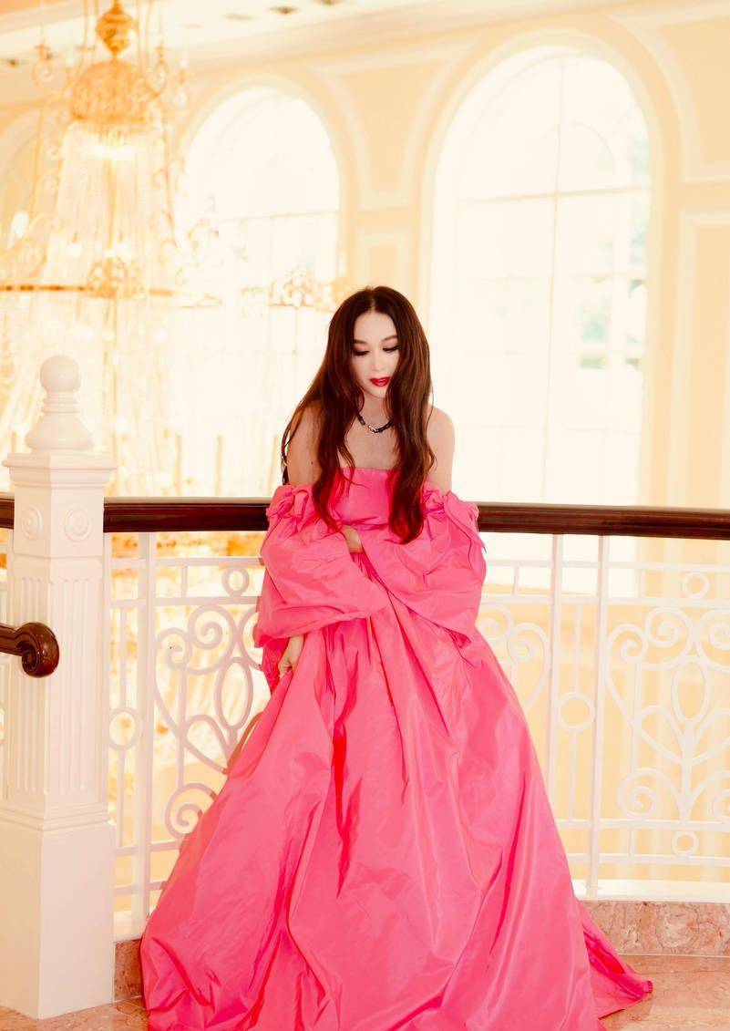 温碧霞穿粉裙撞上小青霞,没对比就没伤害,一个大妈,一个少女_粉色