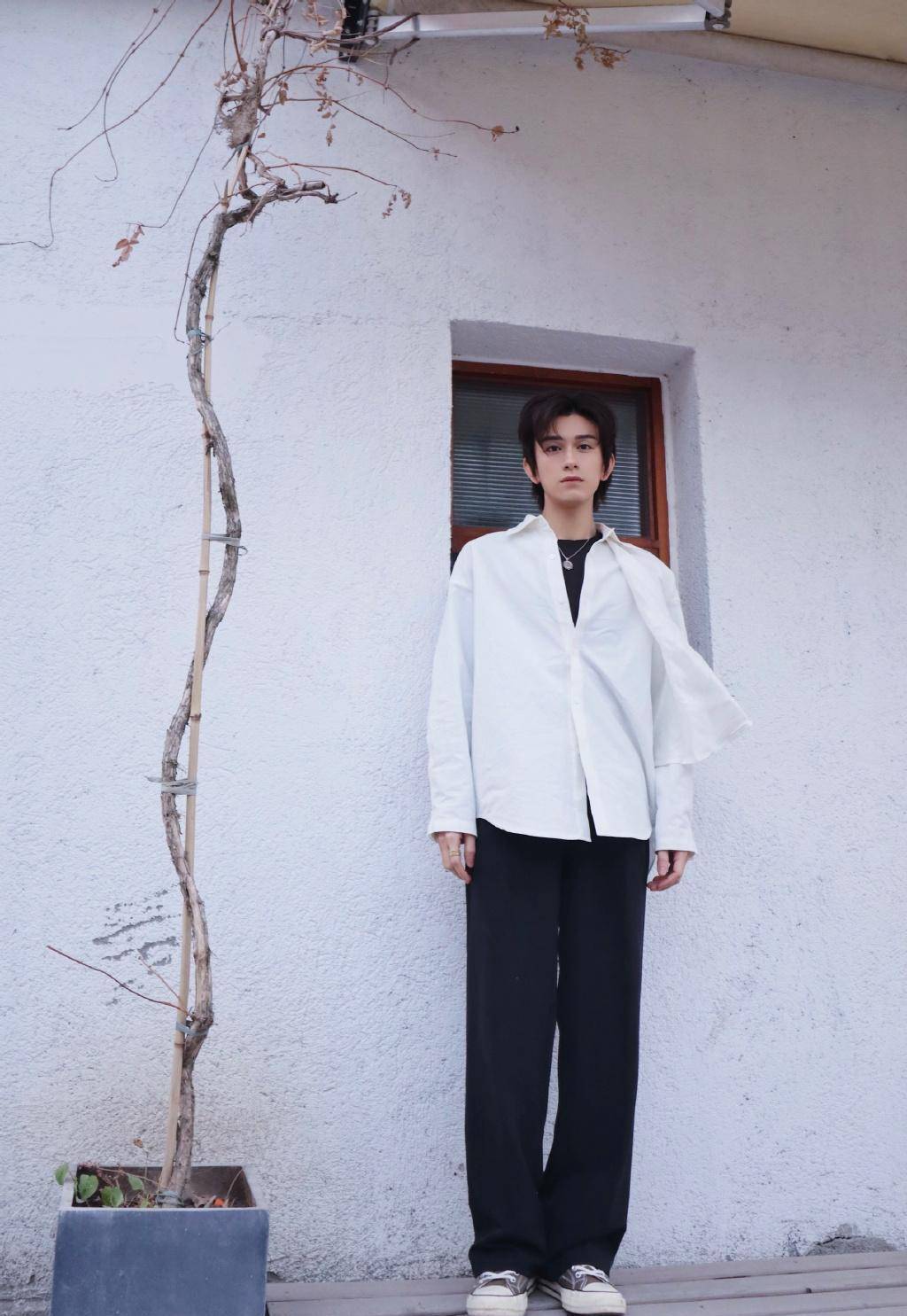 朱赞锦:《陈情令》走红!古装帅气迷人,现代装潮流十足_反派_中央电视