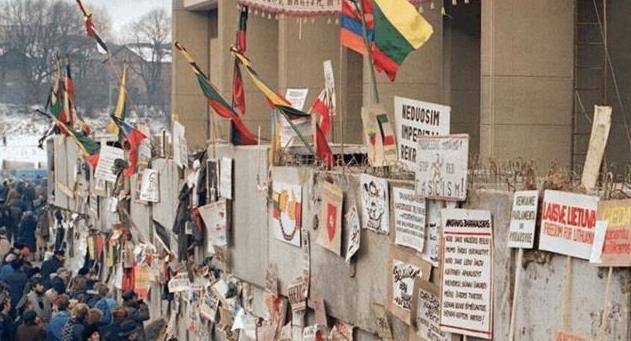 91年苏联解体最后时刻的难忘瞬间:坦克开进红场,叶利