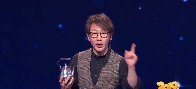 他甚至把"杨小姐"叫成了"叶小姐".