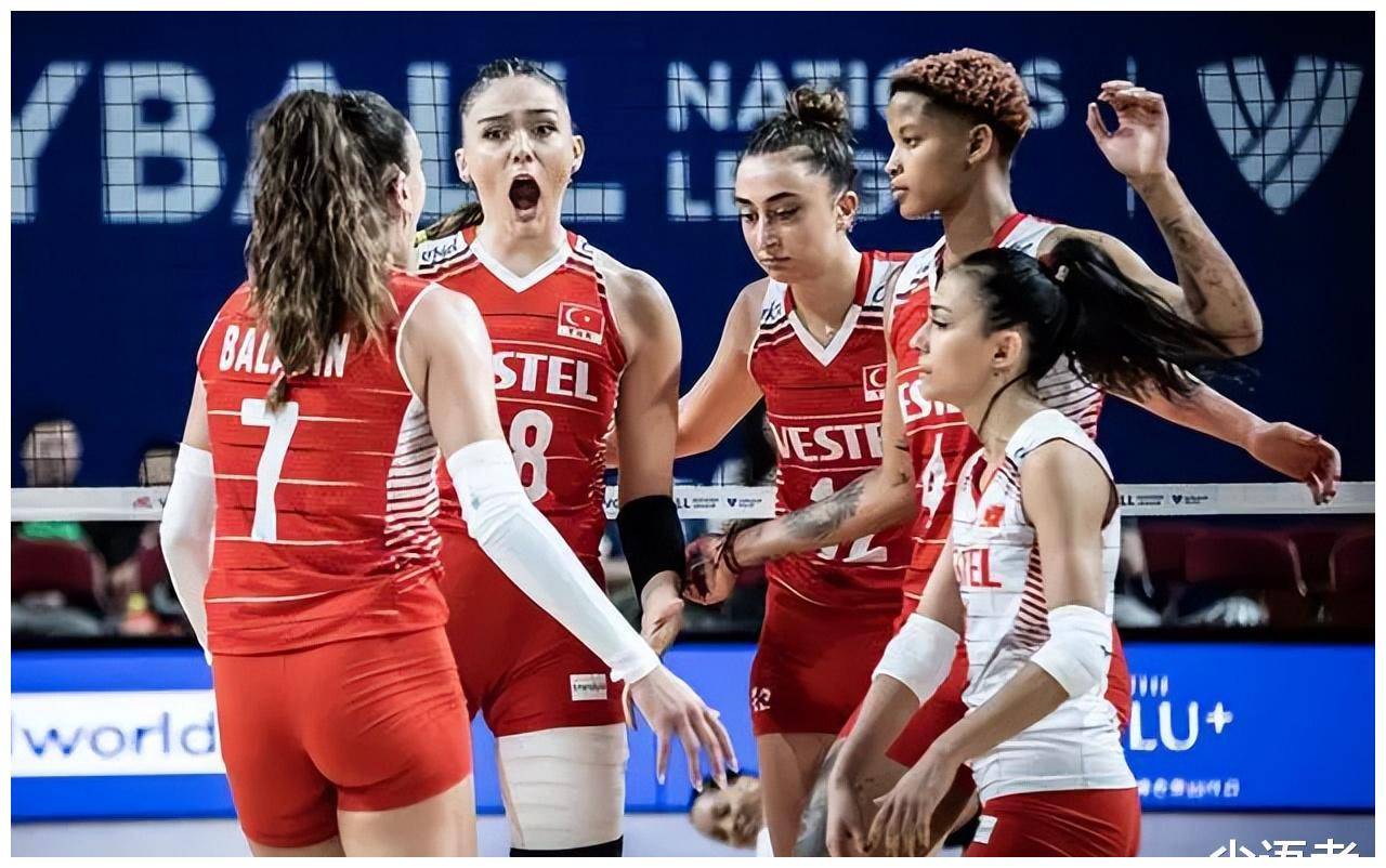 在土耳其女排的胜利之路上,球队的明星球员瓦尔加斯表现非常出色.