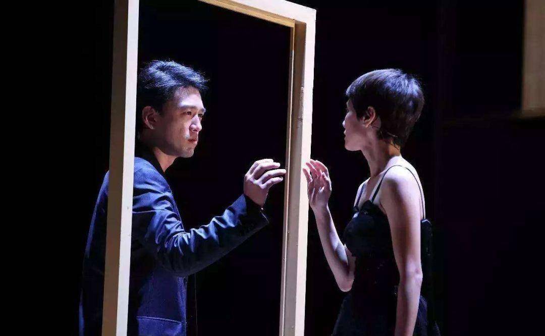 对于表演也没什么兴趣,但由于高考填错志愿,他阴差阳错地进入了台湾