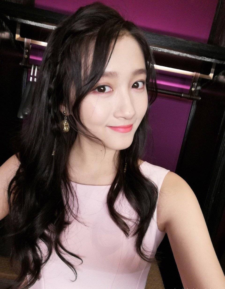 关晓彤新写真又被嘲土,刚找对路线就打回原形,春日慵懒感觉全无_造型