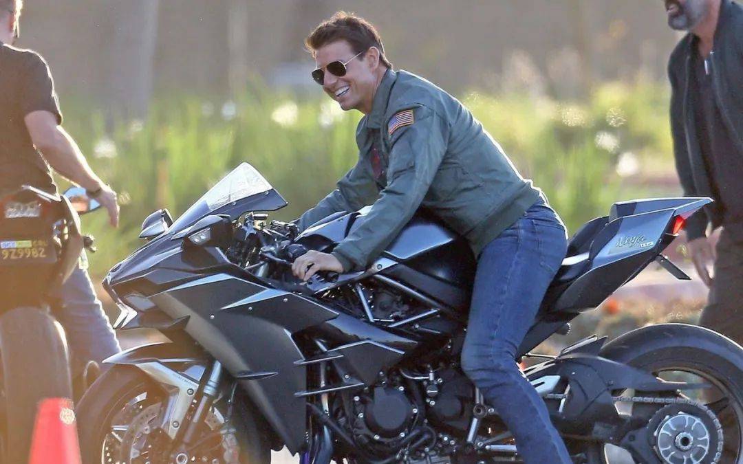 自律到变态的布拉德·皮特,60岁成这样了._肌肉_因为_上身