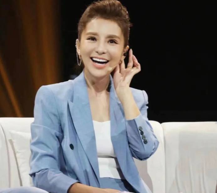 央视朱迅大变样!