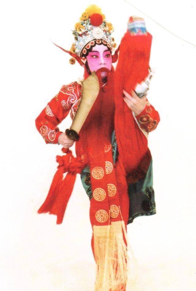 京剧大家戴绮霞被称为"菊坛皇后,花旦祭酒",关肃霜是他弟子_名角_地位