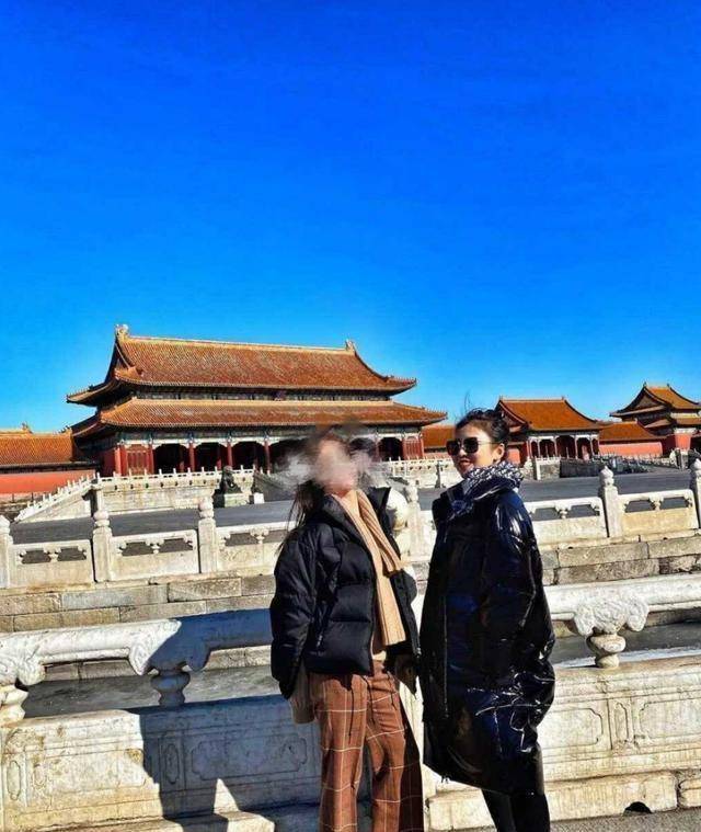 开豪车进故宫,穿得却像个网红,格纹裤羽绒服碾压的级炫富你得服_高露