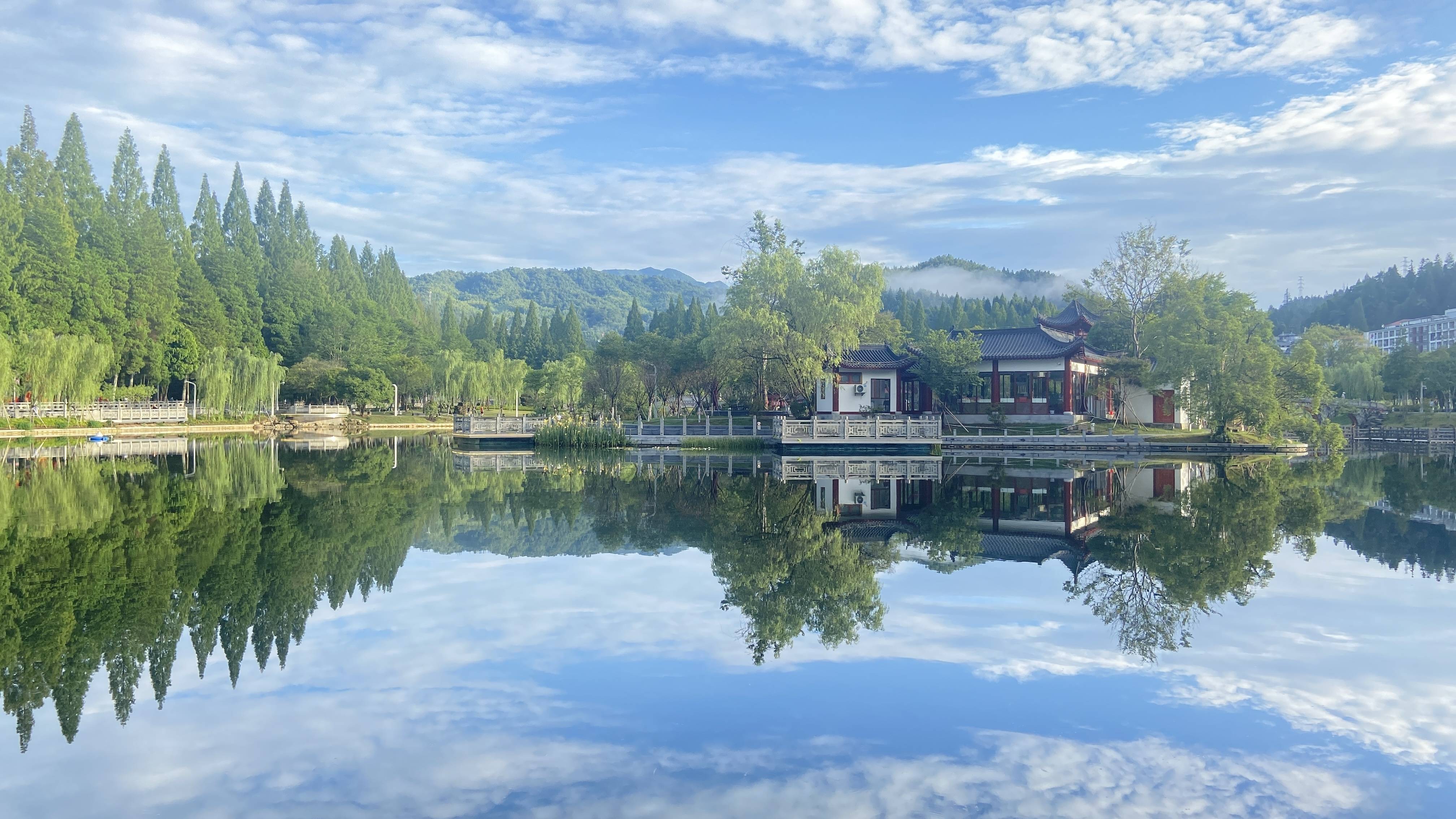 井冈山:蓝天白云倒映挹翠湖中 形成水天一色美丽景观_王伟