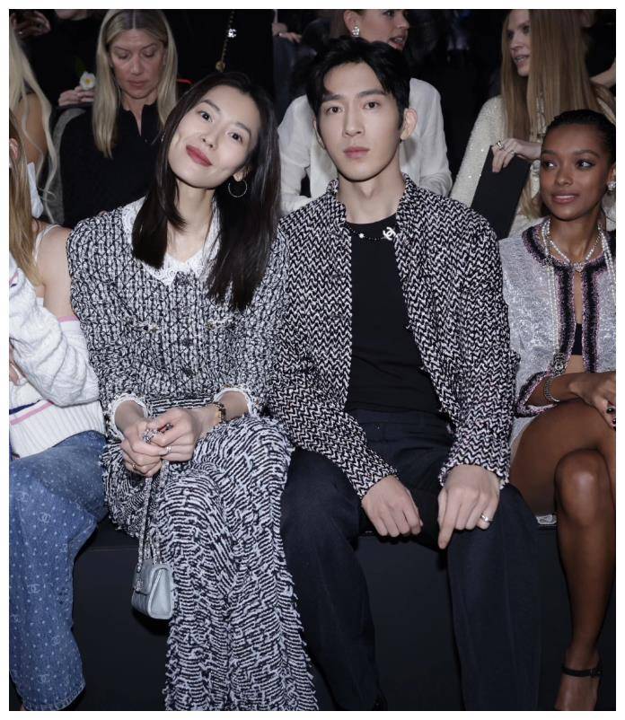 刘雯井柏然大方认爱,两人靠一起说悄悄话,细节看出很相爱_手机_照片