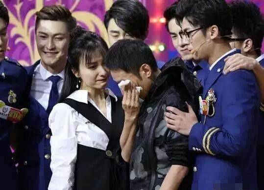 李维嘉微博上晒全家合影,结果桌子上的筷子暴露的他的感情状态!