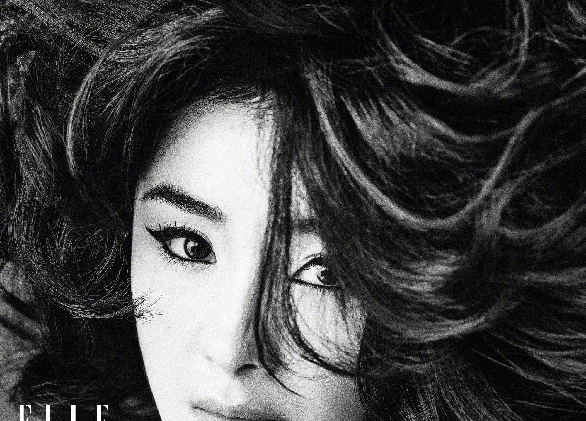 迪丽热巴时尚芭莎八月刊 粗发辫雀斑妆 夸张又个性 张力十足_裙子