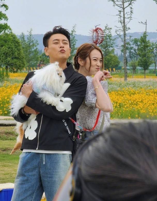 女星蔡洁宣传写真集,否认与黄宗泽恋爱关系,但他们连续2年一起过生日