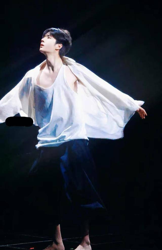 跨年晚会的男明星张艺兴被嘲,张杰修音响,王一博赤脚,最忙周深_舞台