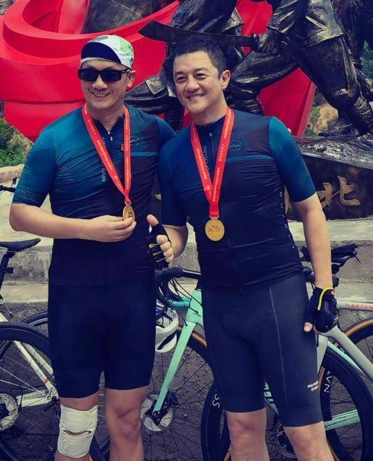 李亚鹏带90后女友骑行,穿骑行服肌肉发达,女方皮肤白皙穿豹纹袜_生活