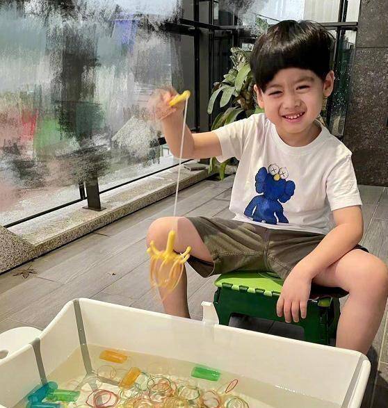 林志颖:在家带娃兴趣多多,难得带三个儿子打游戏,kimi没有马赛克