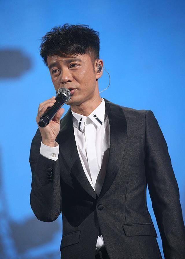 李克勤这首歌当年被埋没,如今却只要演唱会不唱就会遭歌迷投诉_小夜曲